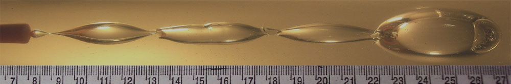 Foto de una regla y unas gotas de agua